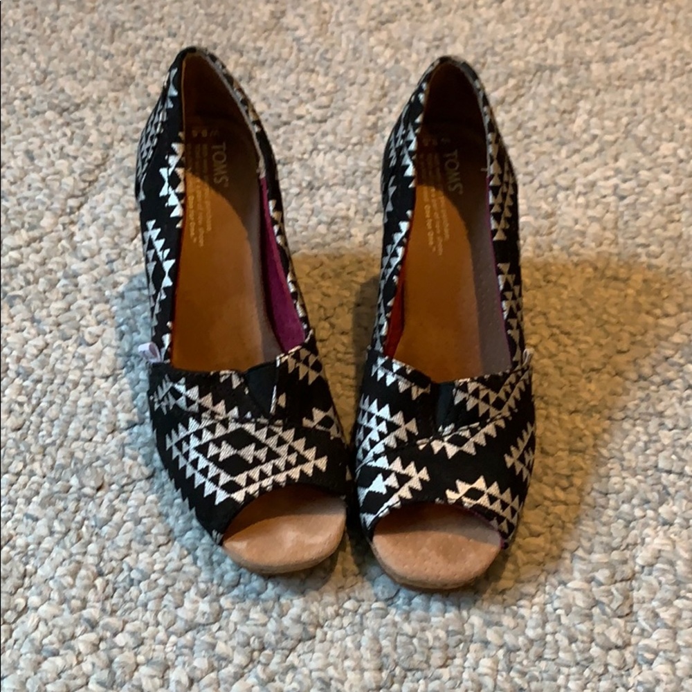 Toms graphic print peep toe wedges